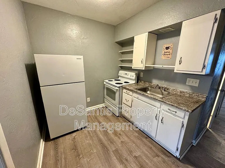 1141 Brabec St — Photo 6