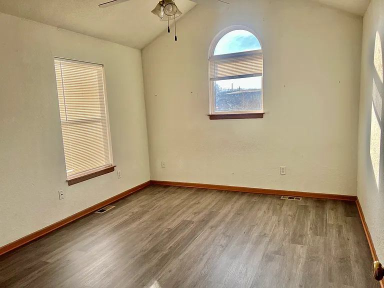 504 SW 6th St — Photo 10
