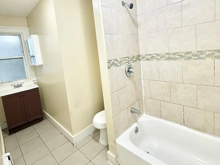 122 Derby Ave #2L — Photo 2