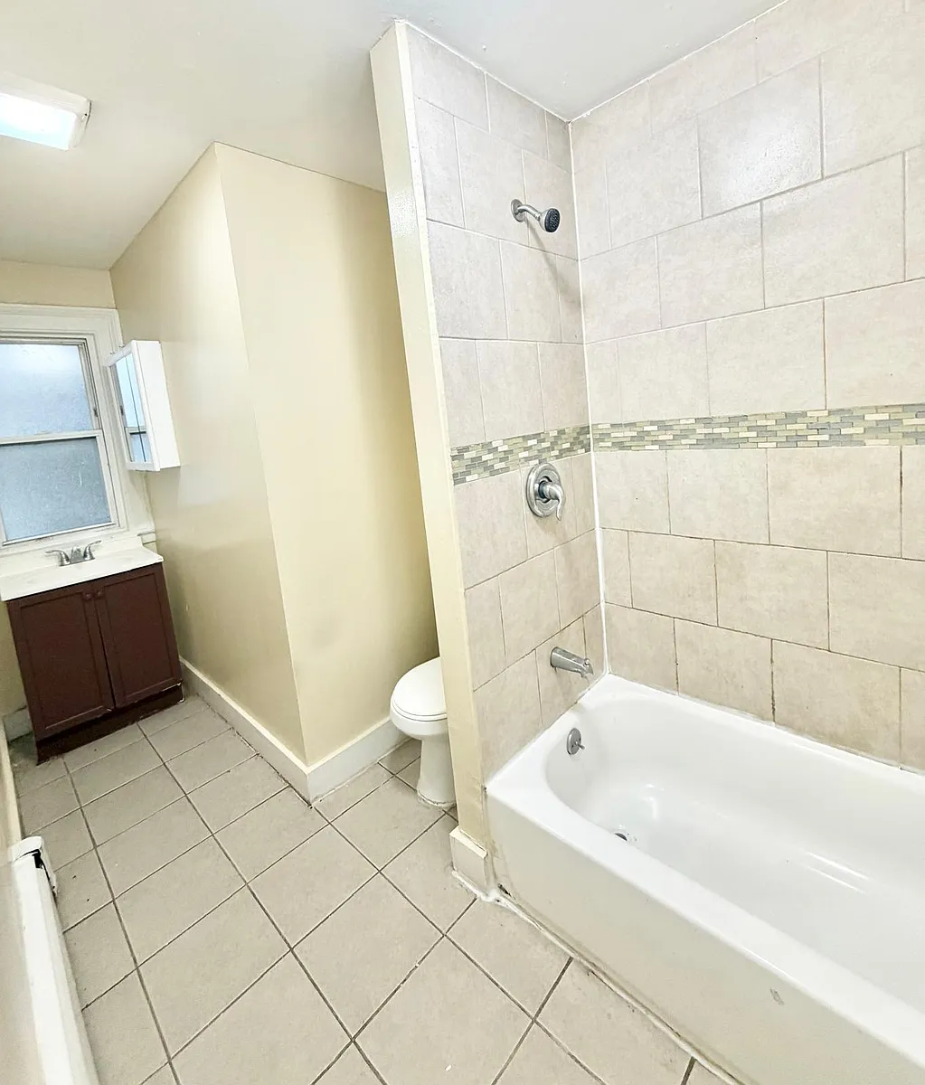 Building Photo - 122 Derby Ave #2L