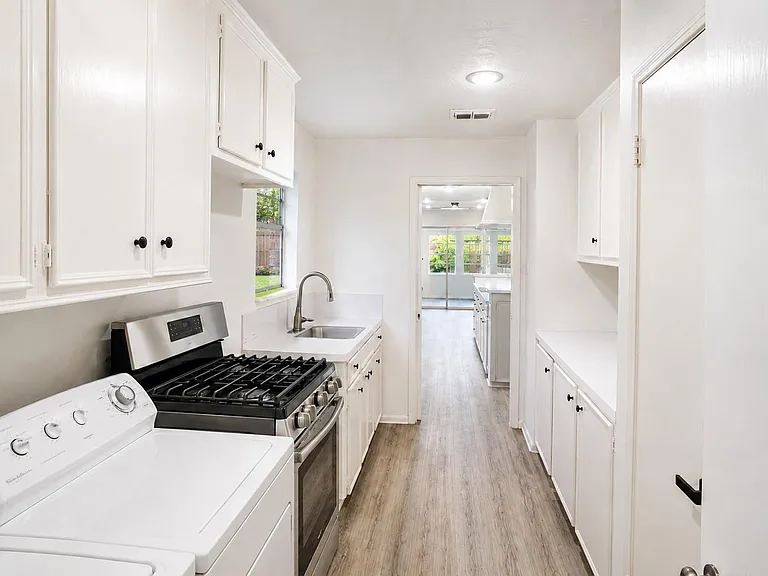 10710 Sandy Shoals Dr — Photo 12