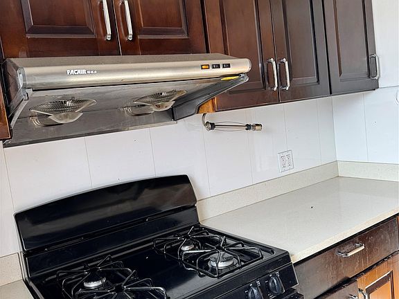 4th image of 2925 Matthews Avenue #6H