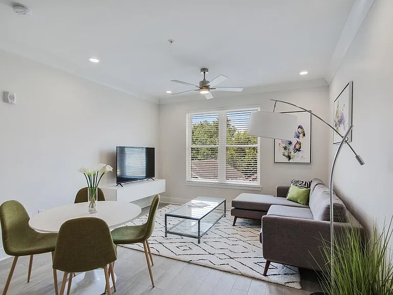 Parkway Apartments — Photo 8