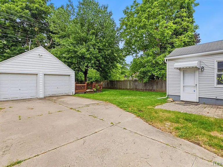 77 Huron Ave — Photo 21