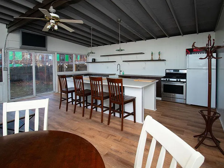 620 N Limestone #8 — Photo 14