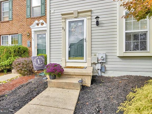 4th image of 21 E Newtown Pl