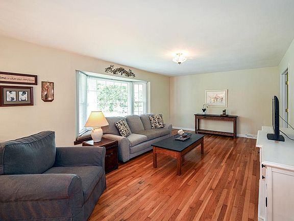 4th image of 26W114 Menomini Dr