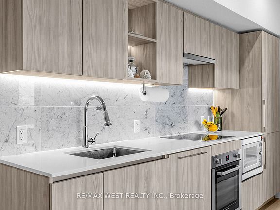 5th image of 17 Bathurst St #3806