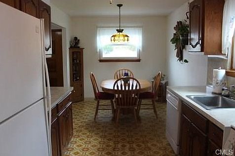 4th image of 37 Elaine Dr