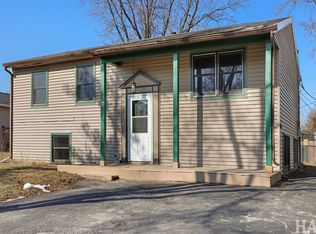 808 Central Park Dr, Round Lake Beach, IL 60073