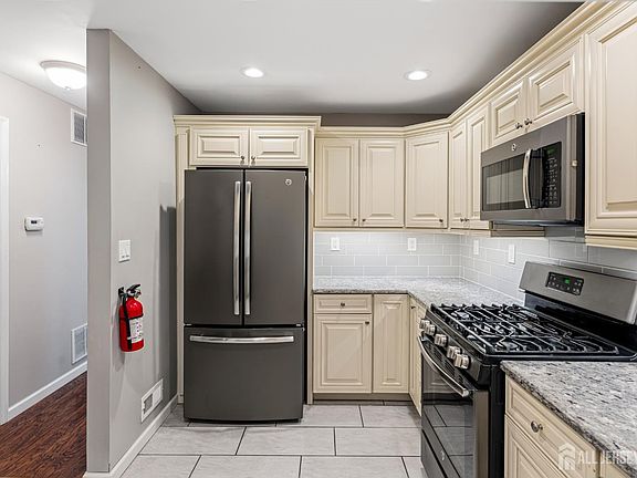 5th image of 37 Morgan Pl