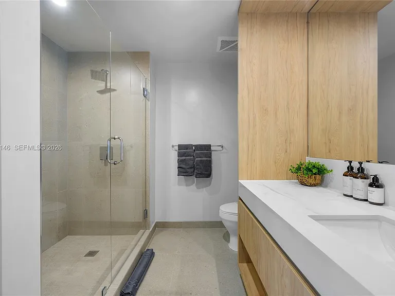 11 NE 6th St #1111 — Photo 10