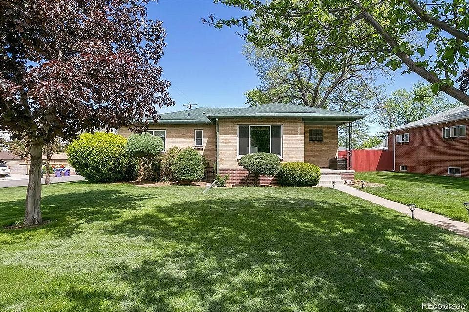 Exterior, Corner Lot
