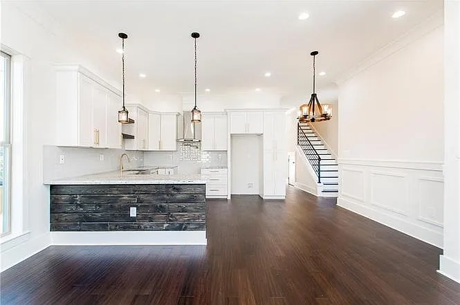 2708 Burns St — Photo 3