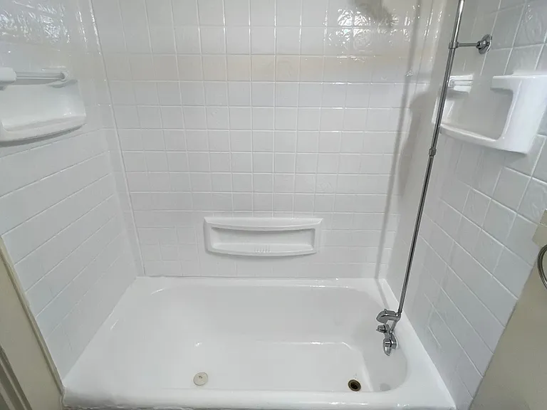 Elaine Apartments — Photo 14