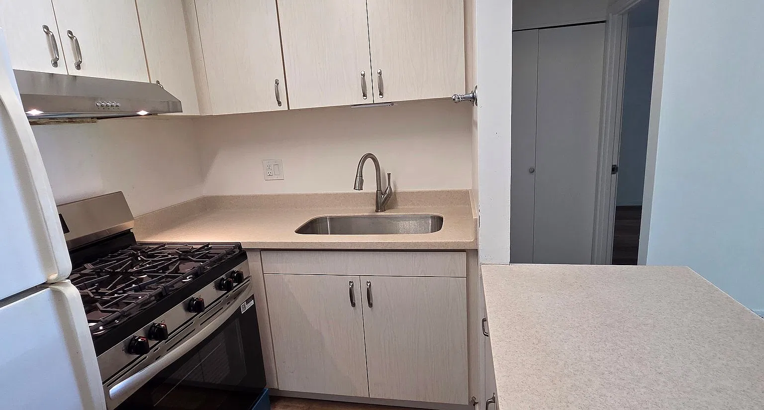 Makiki Hillside Renovated One Bedroom includes basic utilities — Photo 3