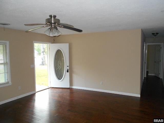 2nd image of 122 E Grove Rd