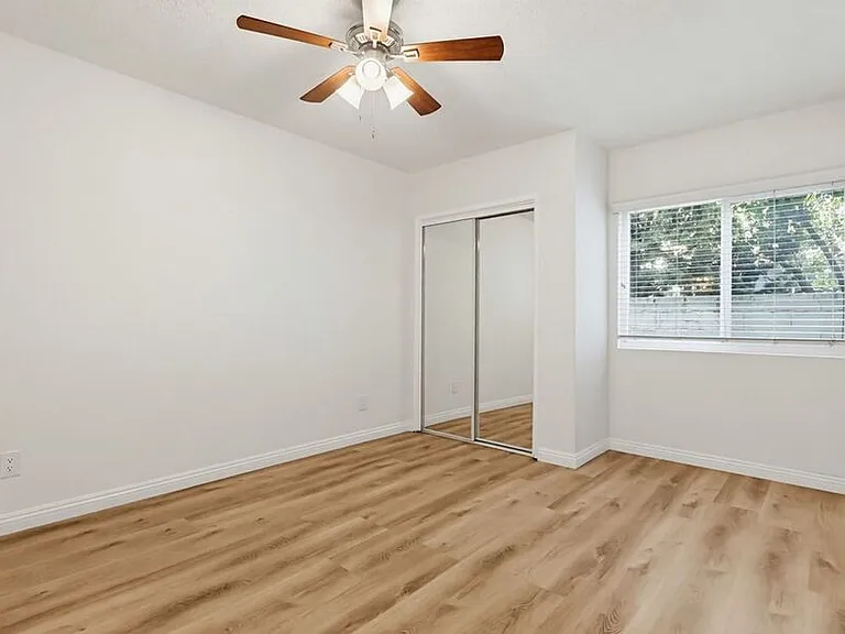 537 W Hyde Park Blvd — Photo 35