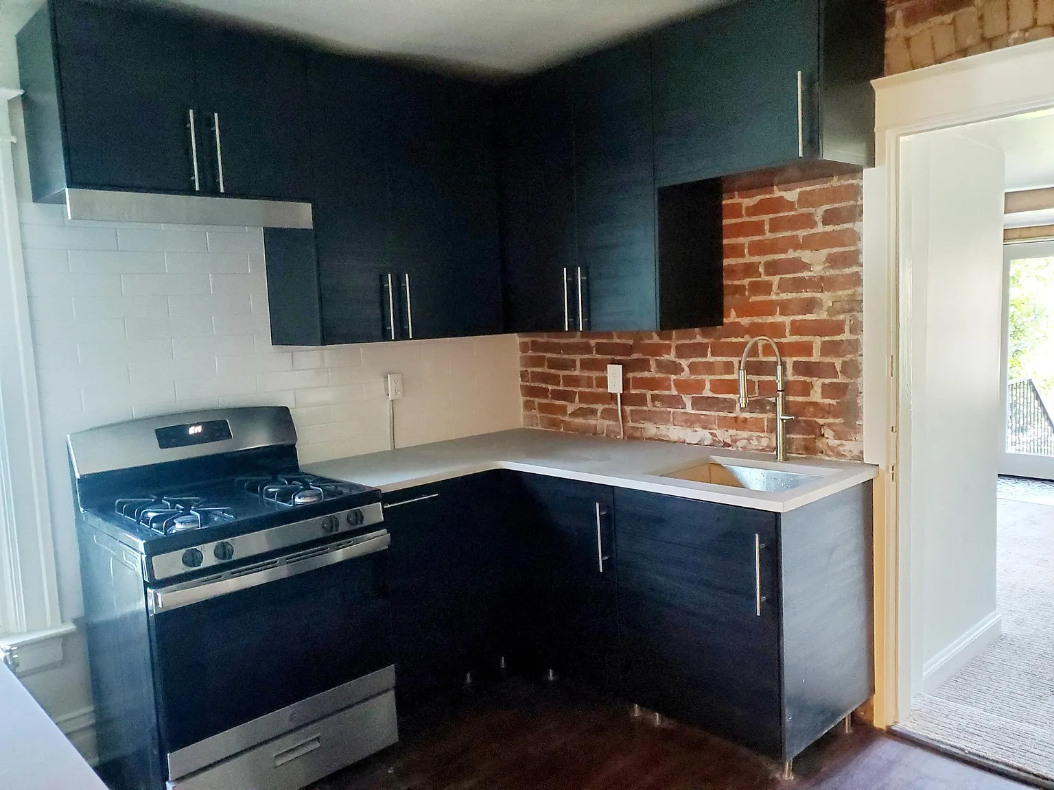 3 bed, 1100 sqft, $2,500 — Photo 3