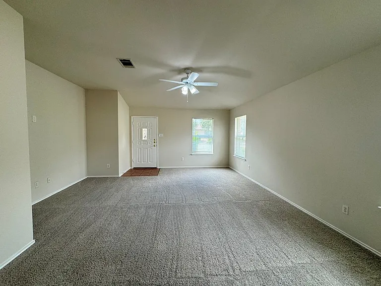 113 Salado Dr — Photo 4