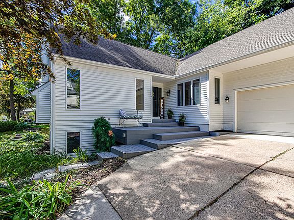 2nd image of 1565 Woodcliff Dr SE