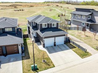 19 N Vanveller Way, Sylvan Lake, AB T4S 0M4