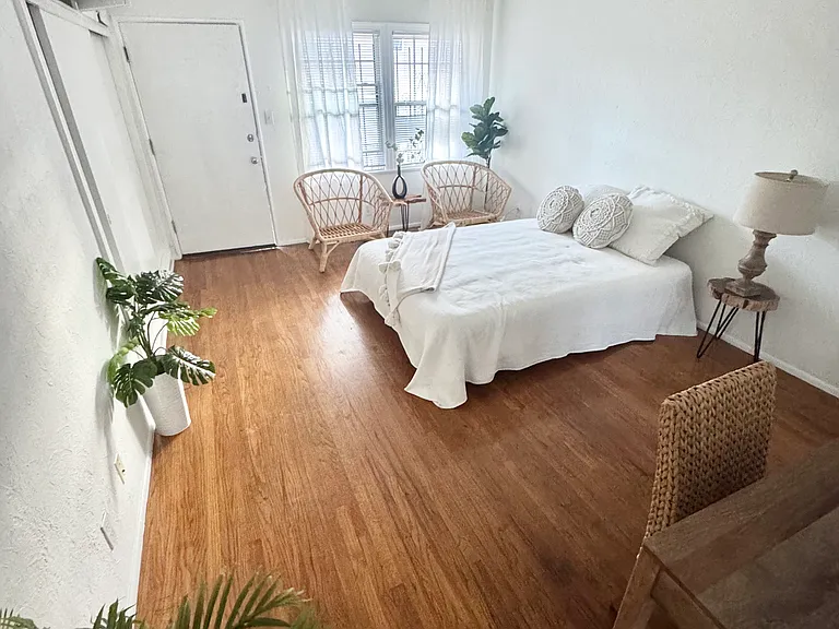 1751 Winona Blvd #6 — Photo 2
