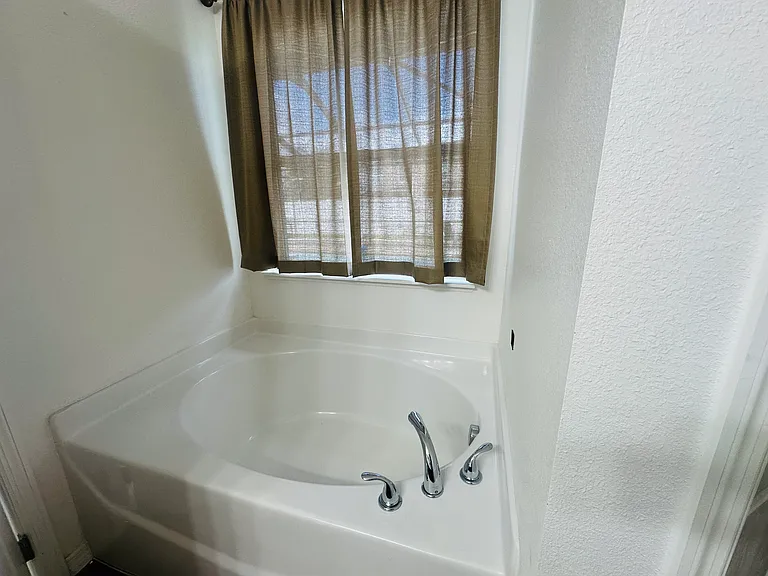 2146 Forest Lake Ave — Photo 11