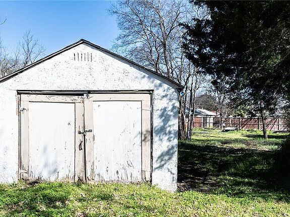 4th image of 1102 W Leland Ave