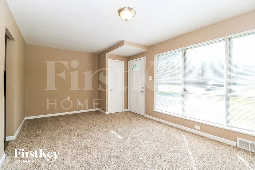 3 bed, 1.0 bath, 864 sqft, $1,575 — Photo 3