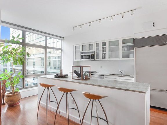 3rd image of 1 Morton Sq APT 6GW