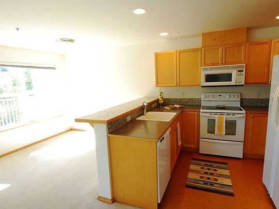 3rd image of 432 NE Ravenna Blvd APT 202