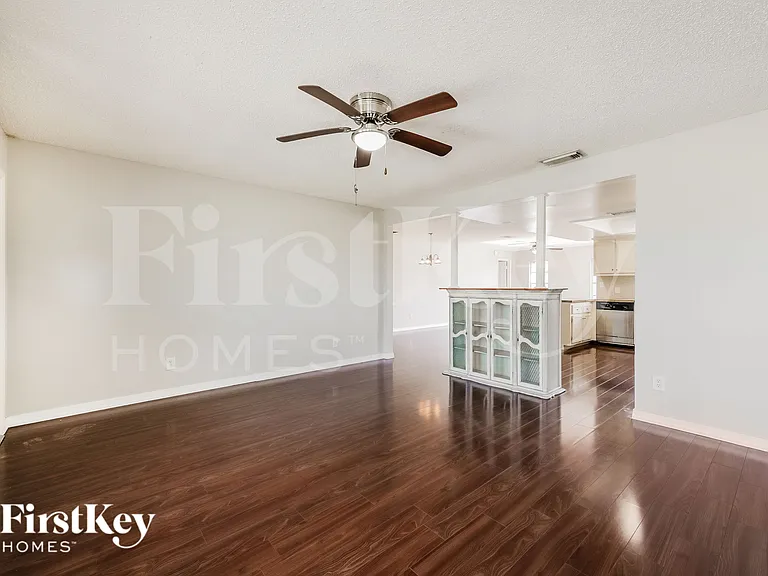 2126 SE 5th Ter — Photo 5
