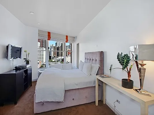 Sold by Sotheby's International Realty | media 22