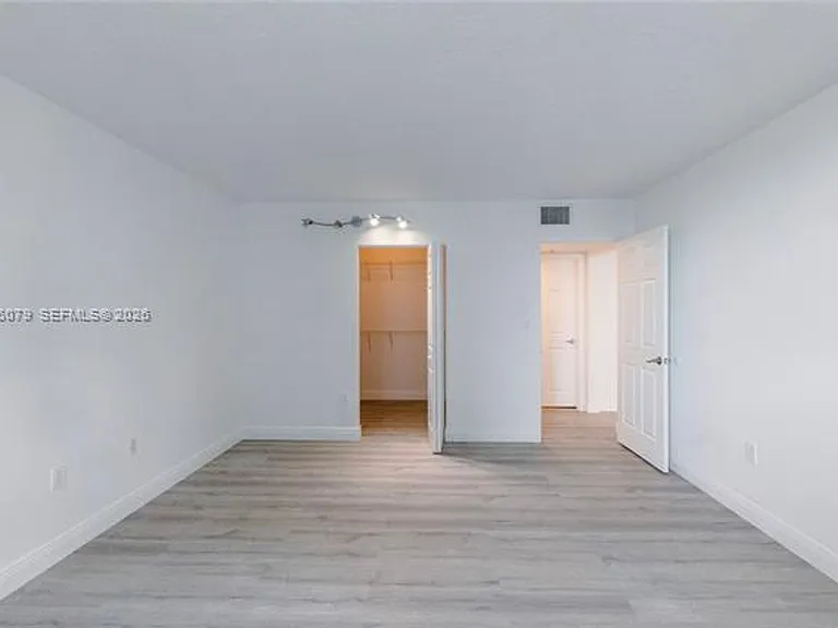 1155 Brickell Bay Dr #2204 — Photo 4