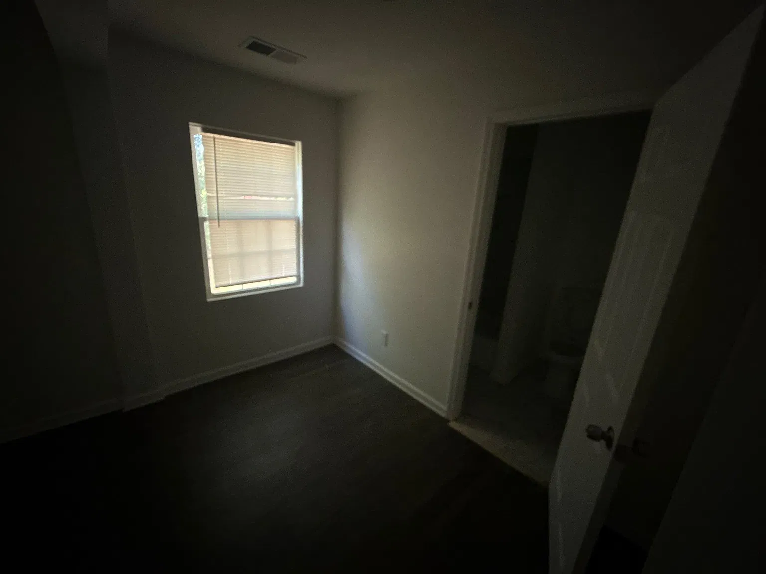3 bed, 1000 sqft, $1,300 — Photo 4