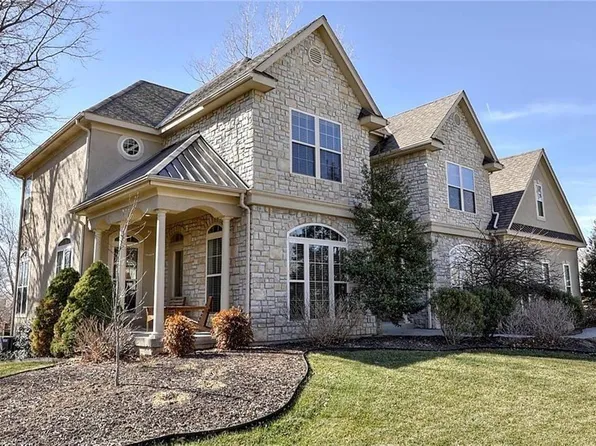 6113 National Dr, Parkville, MO 64152