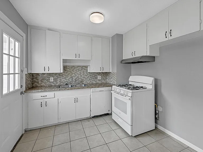 606 Burke Rd — Photo 8
