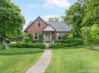 922 S Shore Dr, Holland, MI 49423