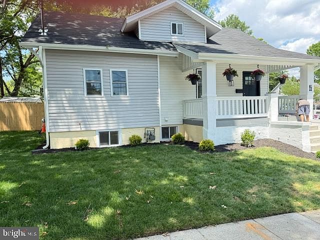 1st image of 1004 Shepherd St NE