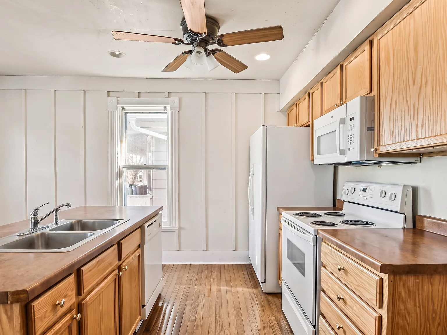 5 bed, 1587 sqft, $4,249 — Photo 4