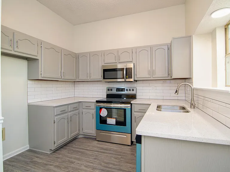 2822 Laura Cir E — Photo 9