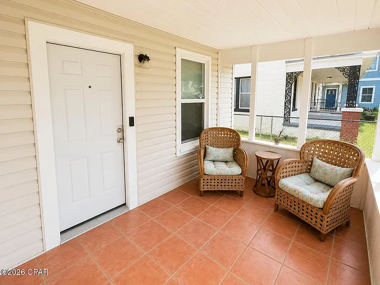 819 Grace Ave — Photo 3