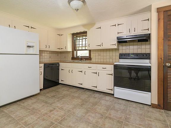 4th image of 25 Columbia Cir