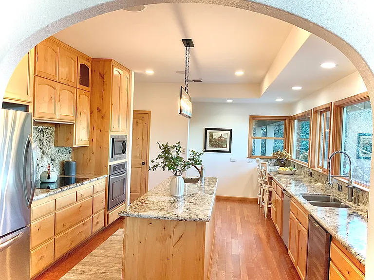 3575 Valley View Dr — Photo 3
