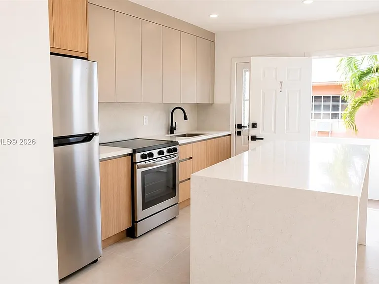 550 SW 10th St #7 — Photo 2