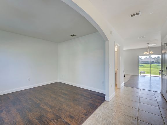 3rd image of 1566 Lexington Sq SW