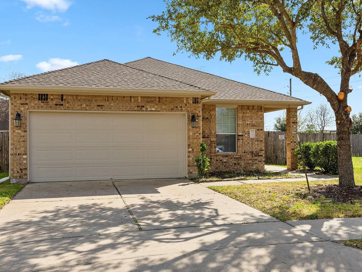 3 bed, 2.0 bath, 1335 sqft, $2,050 — Photo 2