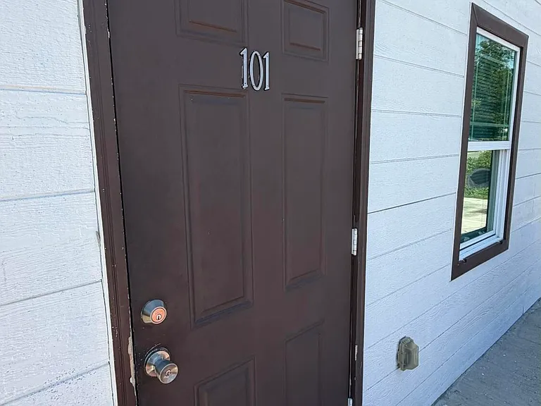 143 Claire Ave #101 — Photo 2