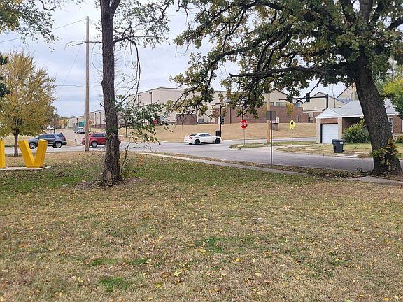 4th image of 1347 N Erie Ave